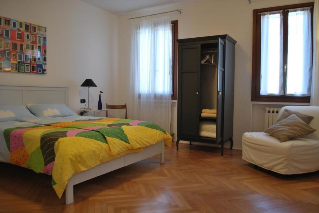 Casa D'Oro Rooms Местре Стая снимка